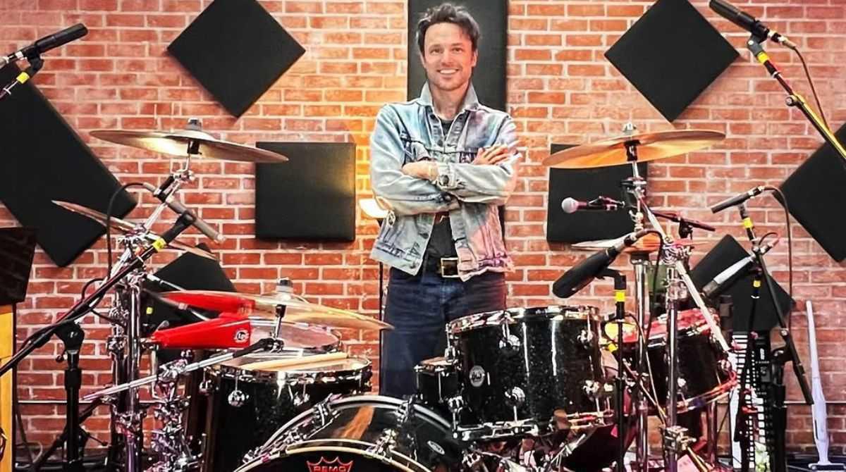 Novo baterista do Guns N' Roses: Isaac Carpenter assume as baquetas! Novo baterista do Guns N' Roses: Isaac Carpenter assume as baquetas!