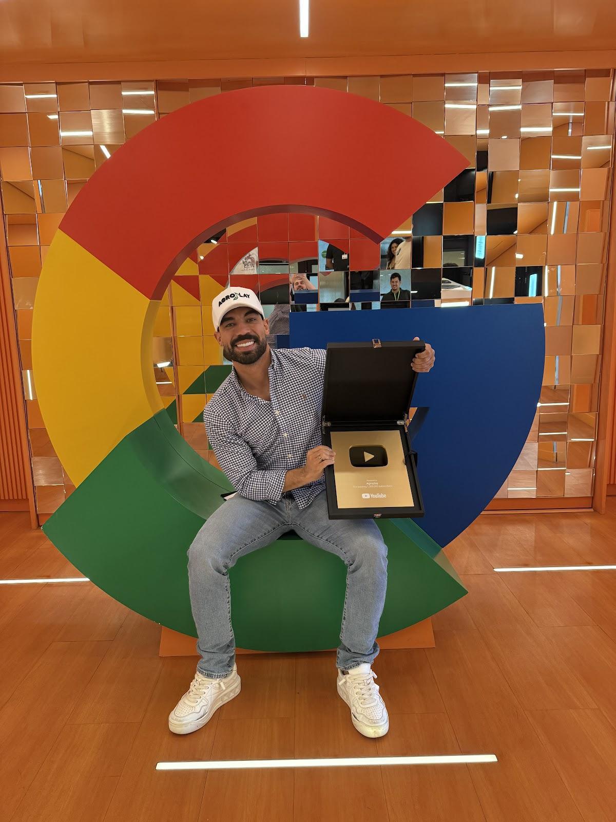 AgroPlay Music alcança 1 milhão de inscritos no YouTube e recebe placa de ouro na sede da plataforma 