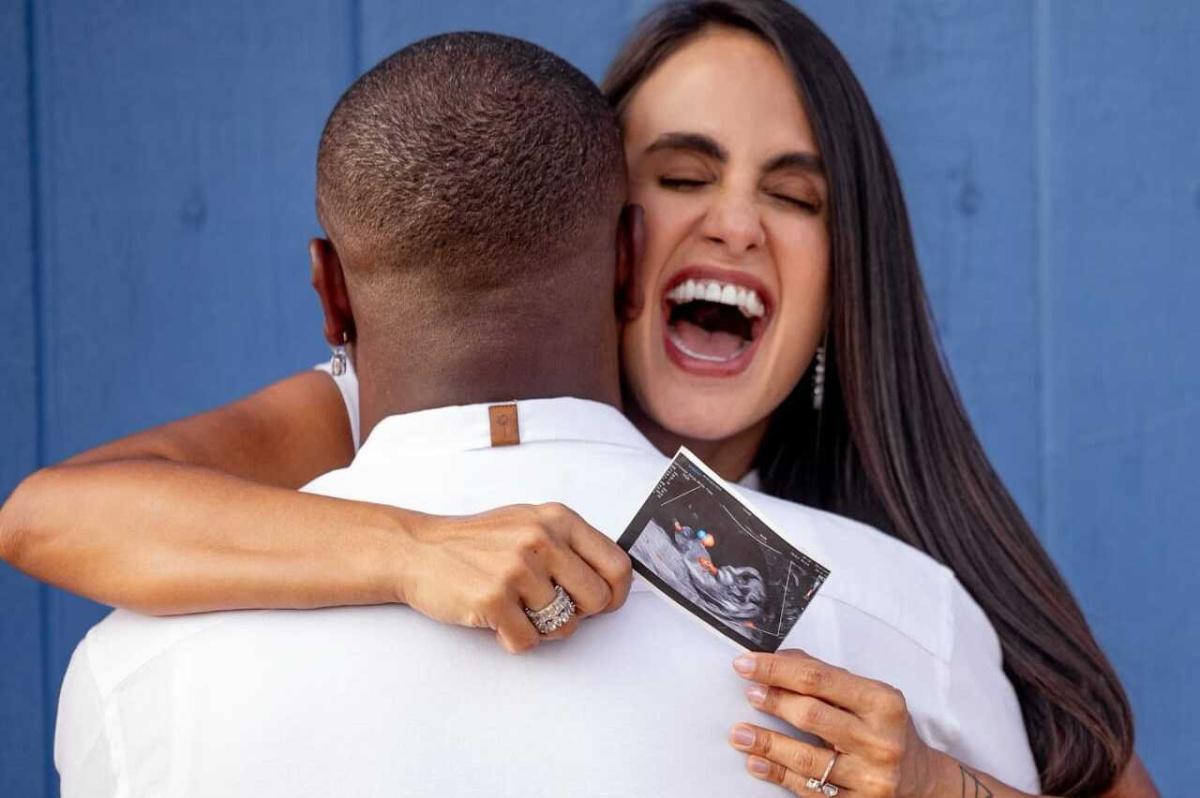 Carol Peixinho e Thiaguinho anunciam gravidez do 1º filho: “Benção a caminho” Carol Peixinho e Thiaguinho anunciam gravidez do 1º filho: “Benção a caminho”