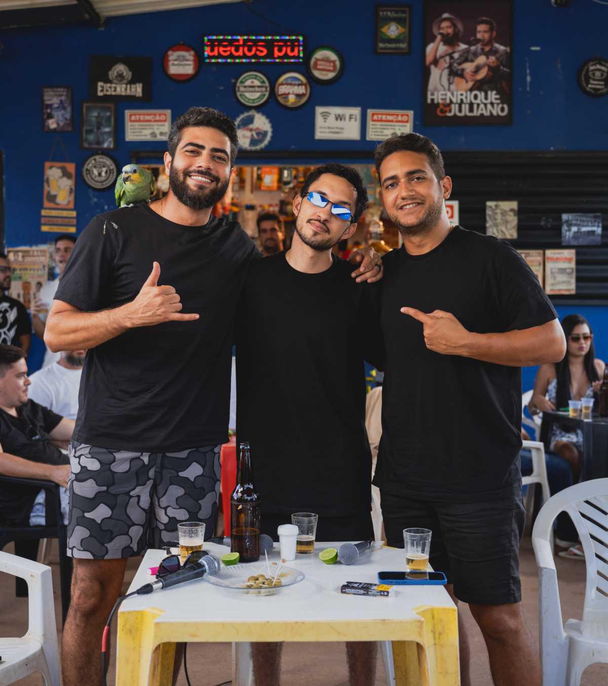 Grelo comemora sucesso de "Paredões" com clipe ao vivo ao lado de Henrique & Juliano