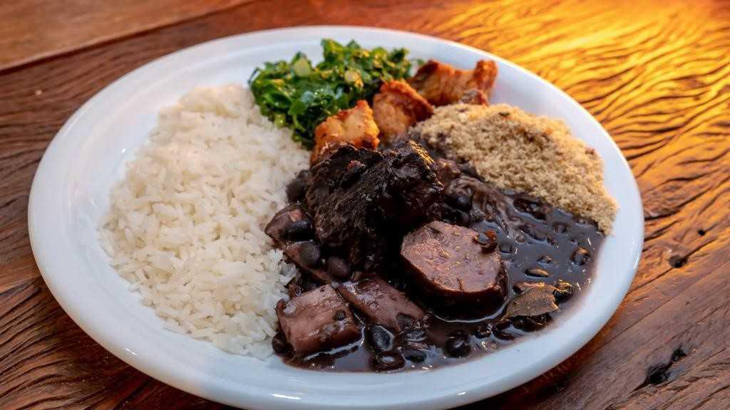 Feijoada do Comfort Hotel Santos entra em clima de Páscoa com sobremesas de chocolate