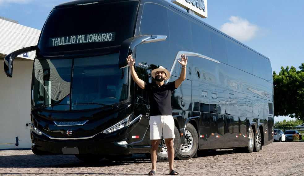 Thullio Milionário realiza sonho e compra ônibus personalizado avaliado em R$ 2,7 milhões Thullio Milionário realiza sonho e compra ônibus personalizado avaliado em R$ 2,7 milhões
