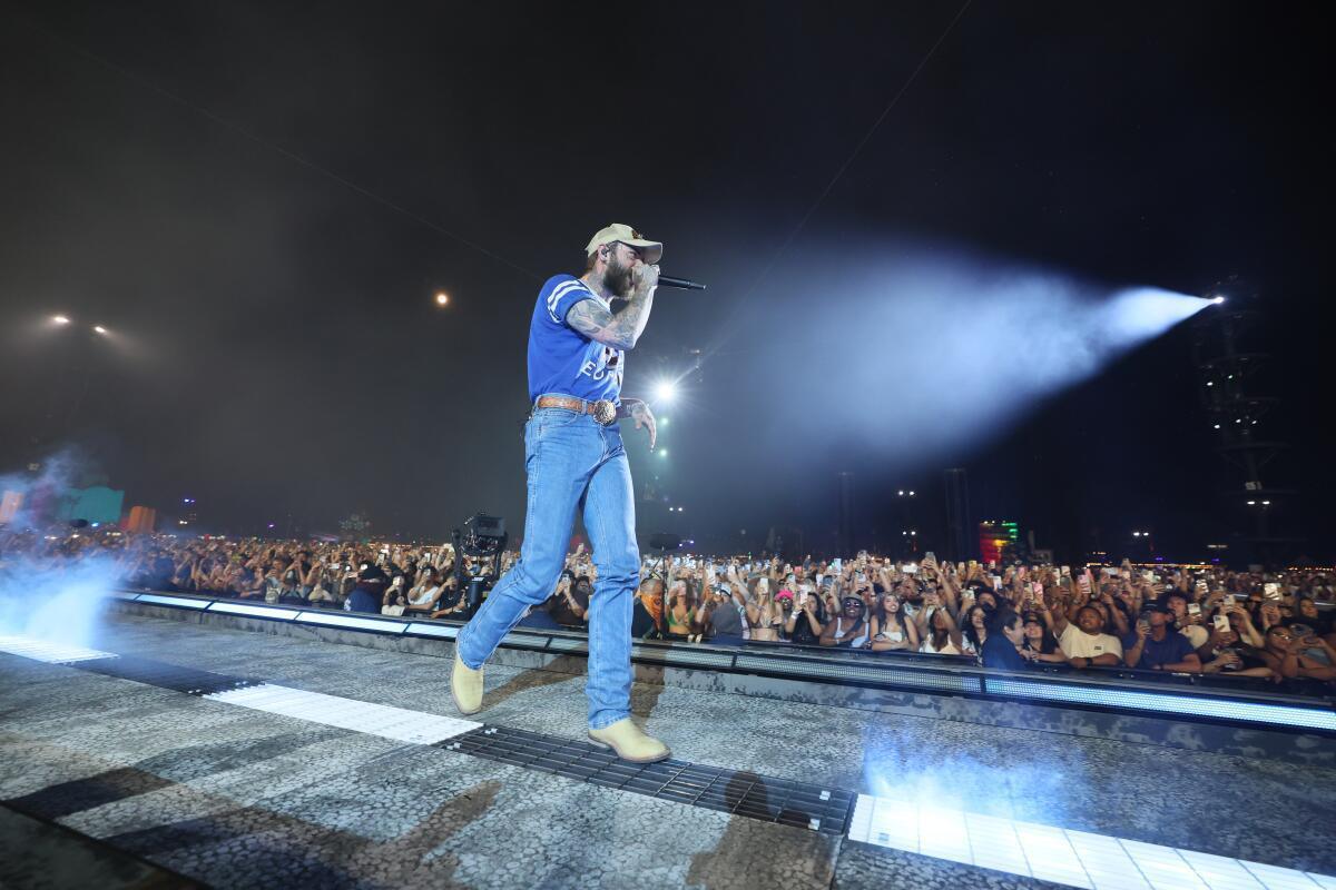 Post Malone revela bastidores de novo álbum e diz ter produzido cerca de 35 músicas Post Malone revela bastidores de novo álbum e diz ter produzido cerca de 35 músicas