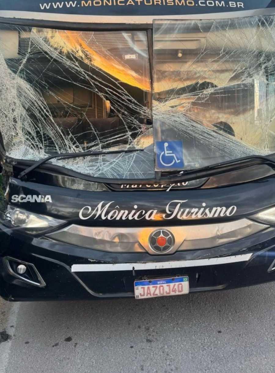 Ferrugem passa por susto em acidente de ônibus a caminho de Arraial do Cabo