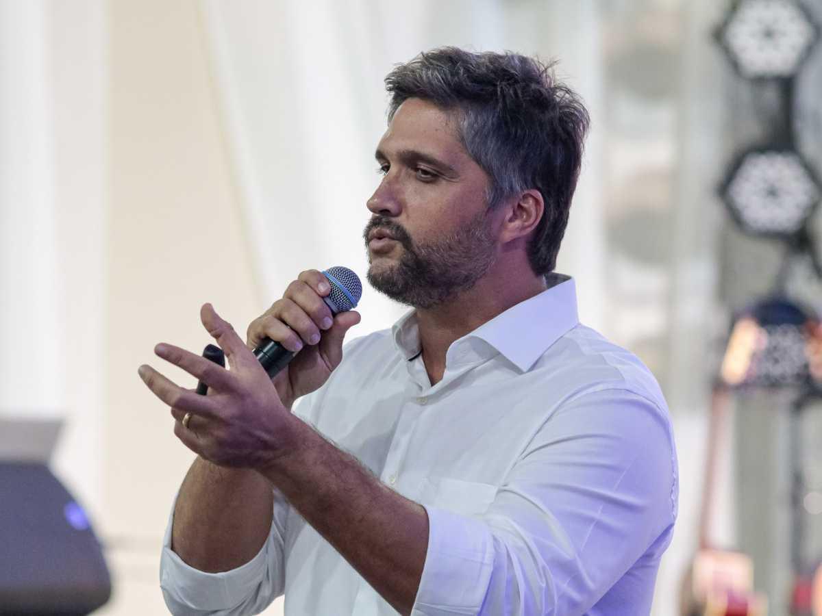 Leo Chaves se destaca como escritor e expande talento além da música