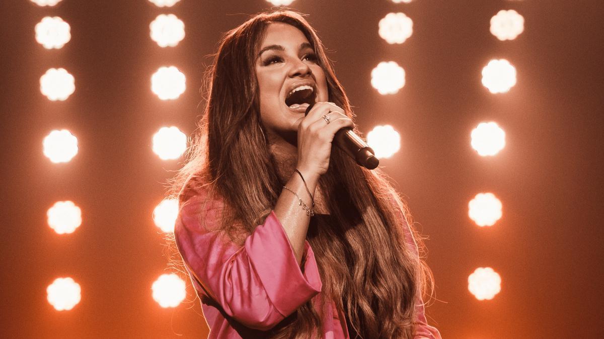 Sarah Beatriz traz mensagem de encorajamento em novo single