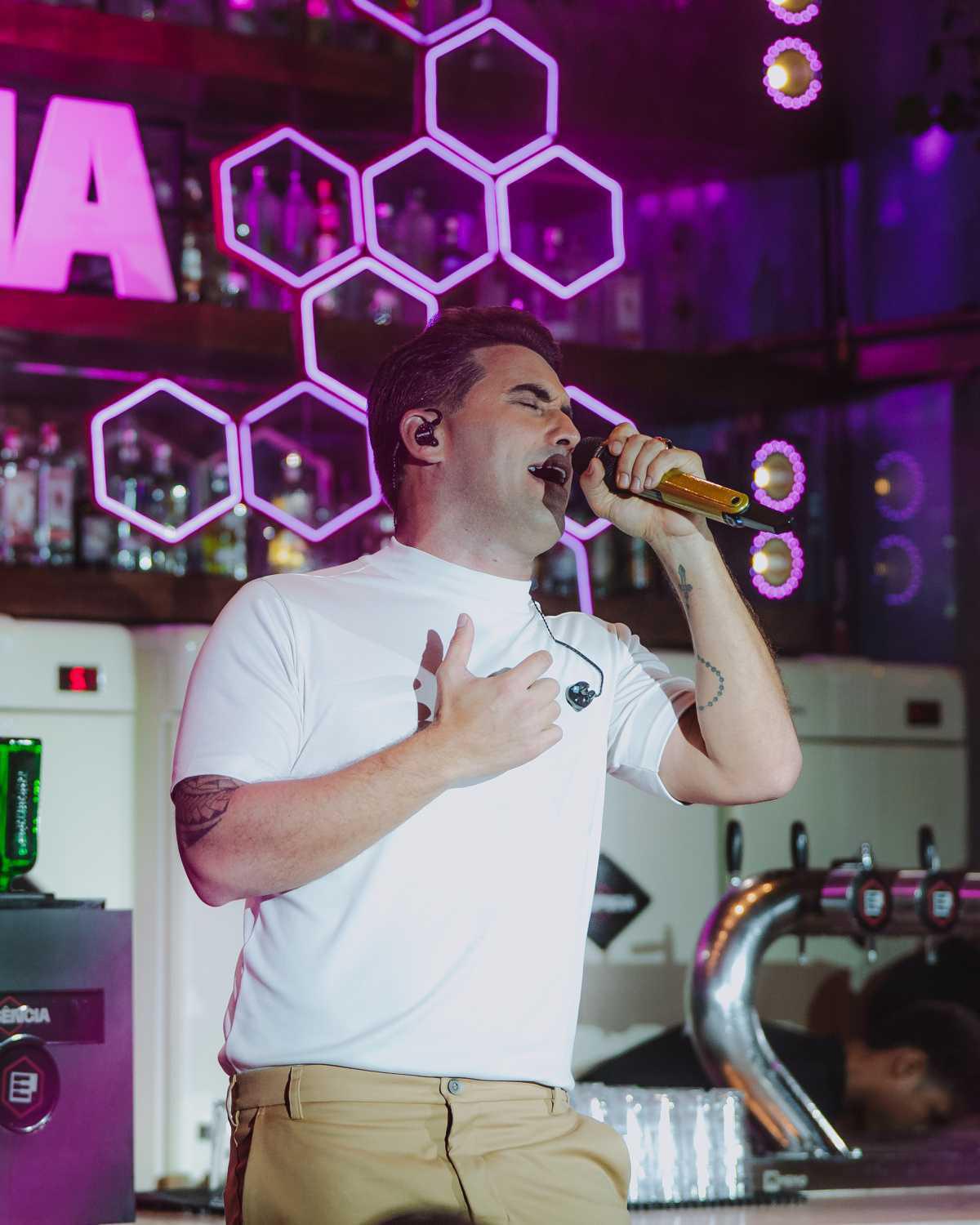 Em clima intimista, Tayrone reuniu a família, amigos e fãs na gravação do audiovisual ‘Essência’