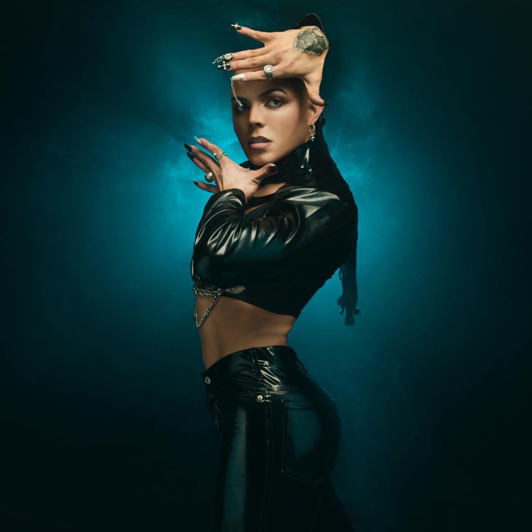 Lady Gaga desembarca no Brasil e impulsiona a ascensão de OXA, estrela queer que conquistou a Europa Lady Gaga desembarca no Brasil e impulsiona a ascensão de OXA, estrela queer que conquistou a Europa