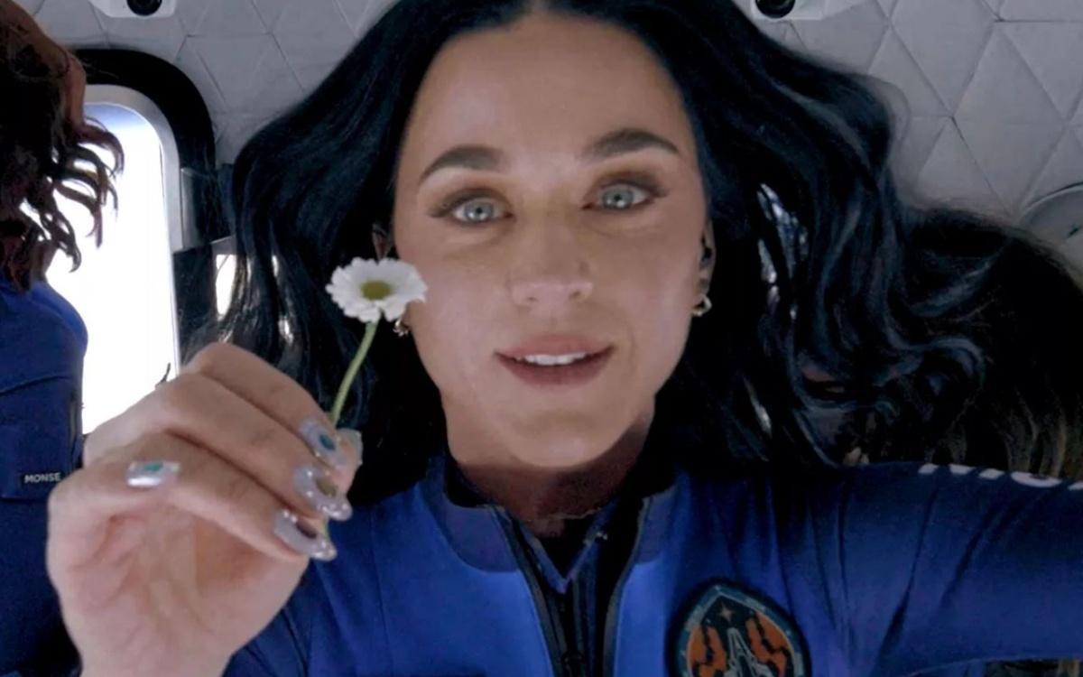 Katy Perry fala sobre polêmicas envolvendo missão espacial e turnê: "Sou humana" Katy Perry fala sobre polêmicas envolvendo missão espacial e turnê: "Sou humana"