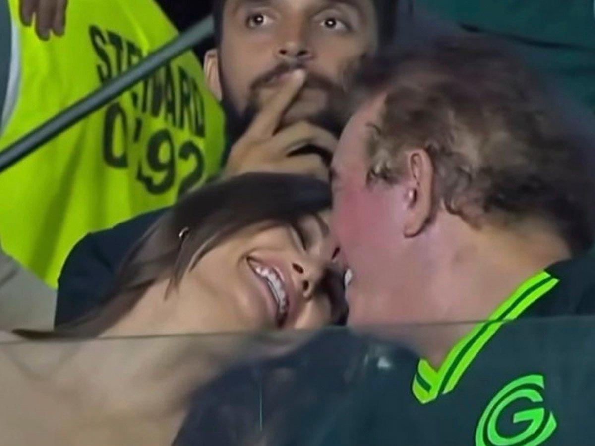 Romance no ar: Amado Batista troca beijos com a esposa e chama atenção