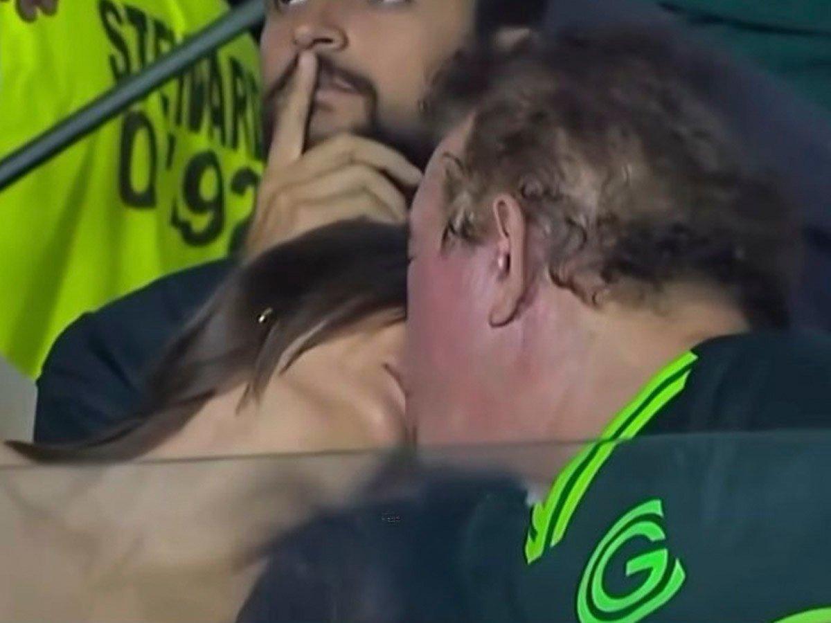 Romance no ar: Amado Batista troca beijos com a esposa e chama atenção