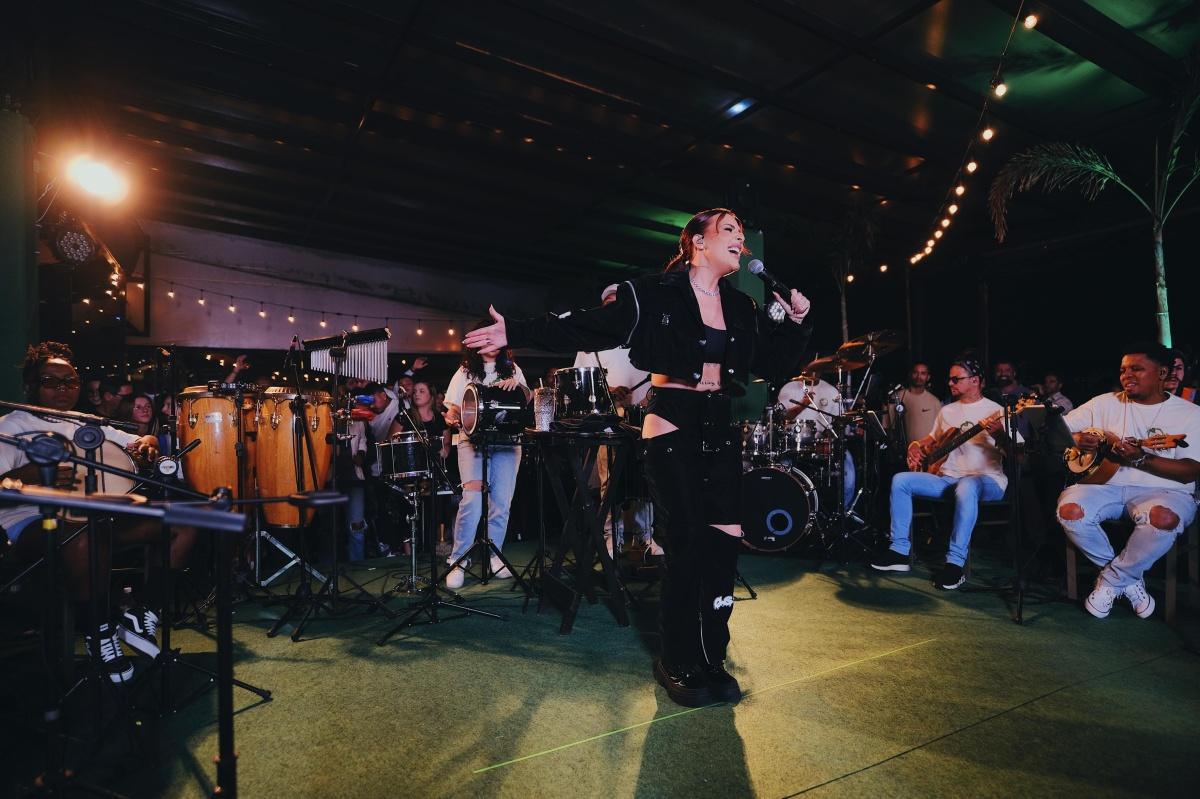 Ana Clara, potência do samba feminino, lança vídeo exclusivo com músicas gravadas na 'Batucada da Ana Clara'