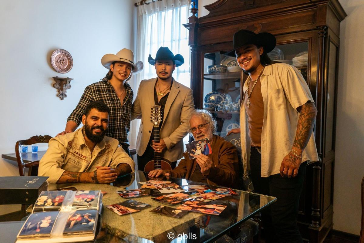 Us Agroboy lança "Fotos Antigas" com Renato Teixeira e Mayck e Lyan