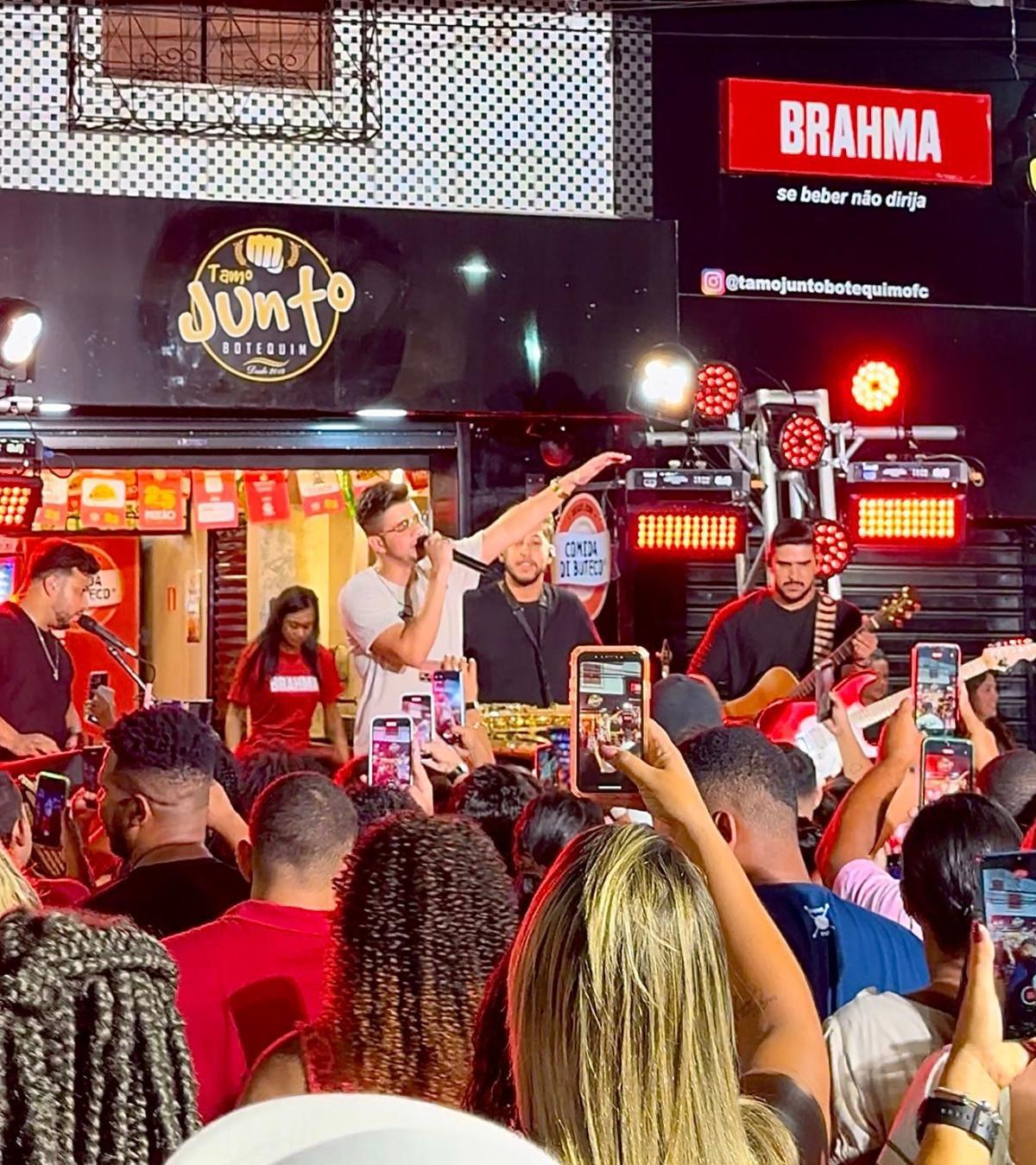 Nadson O Ferinha transforma boteco em palco e lança audiovisual: “Tomando Uma Com o Ferinha”