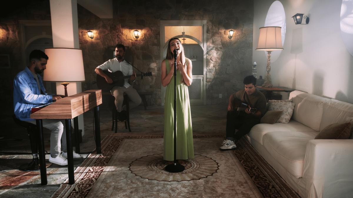Esther Durán inicia promissora carreira na música gospel