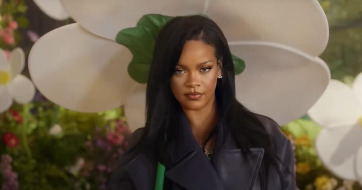 Rihanna está de volta com "Friend of Mine", música tema de "Smurfs: O Grande Filme