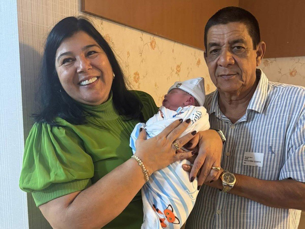 Zeca Pagodinho se torna avô pela sétima vez com o nascimento de Benício