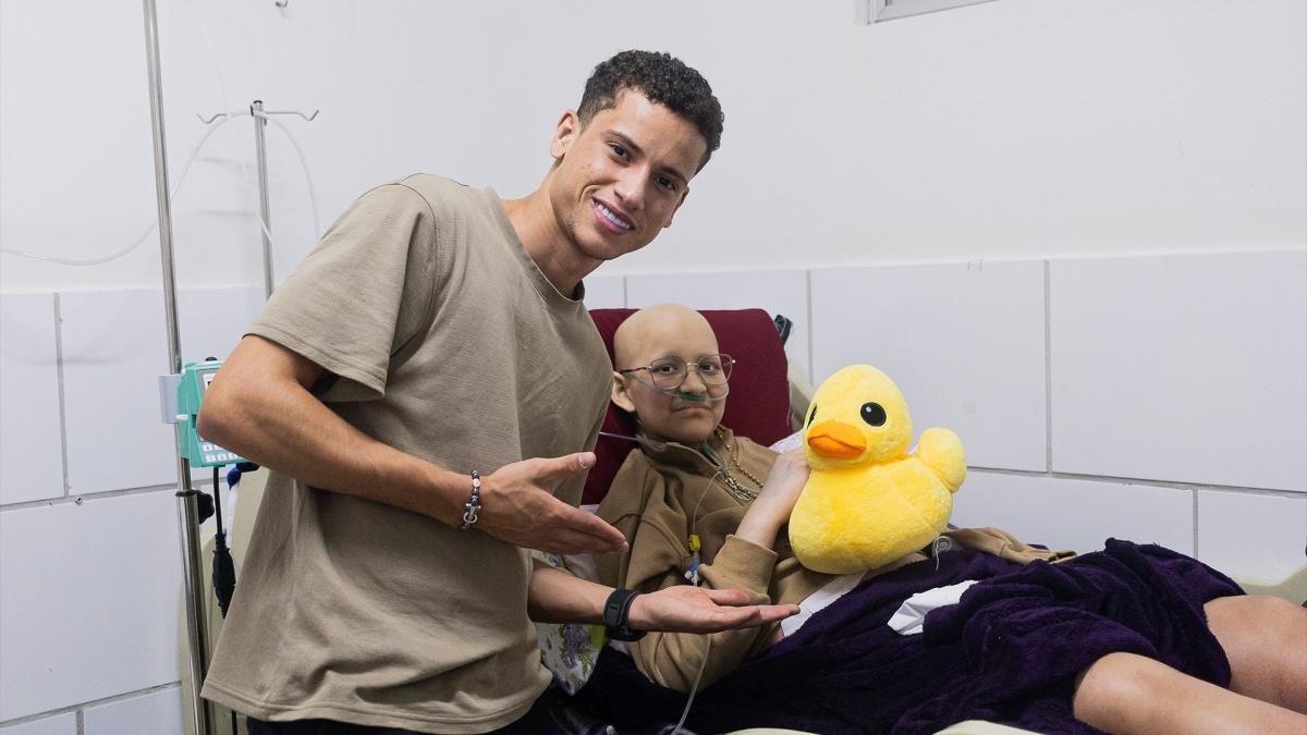 Entre lágrimas e carinho, Manim Vaqueiro visita fã com câncer que faleceu horas depois