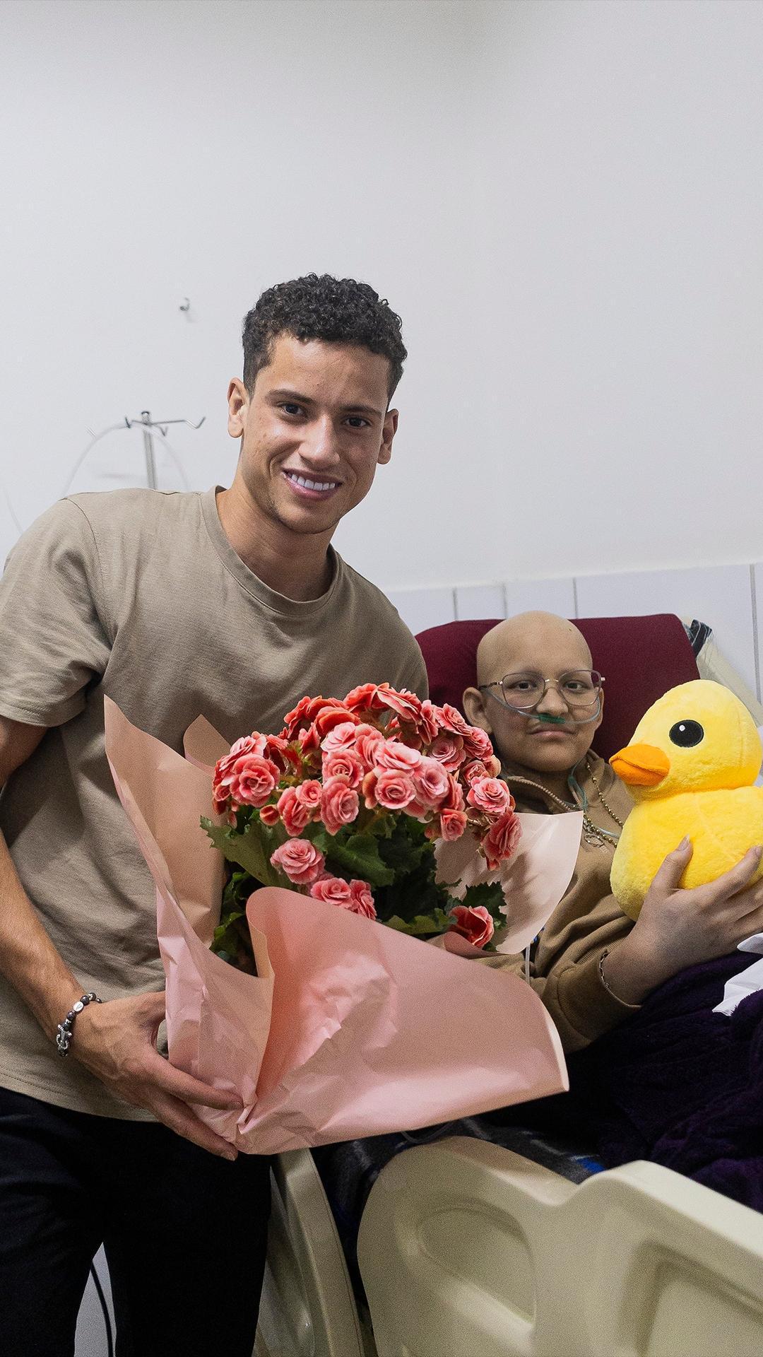 Entre lágrimas e carinho, Manim Vaqueiro visita fã com câncer que faleceu horas depois Entre lágrimas e carinho, Manim Vaqueiro visita fã com câncer que faleceu horas depois