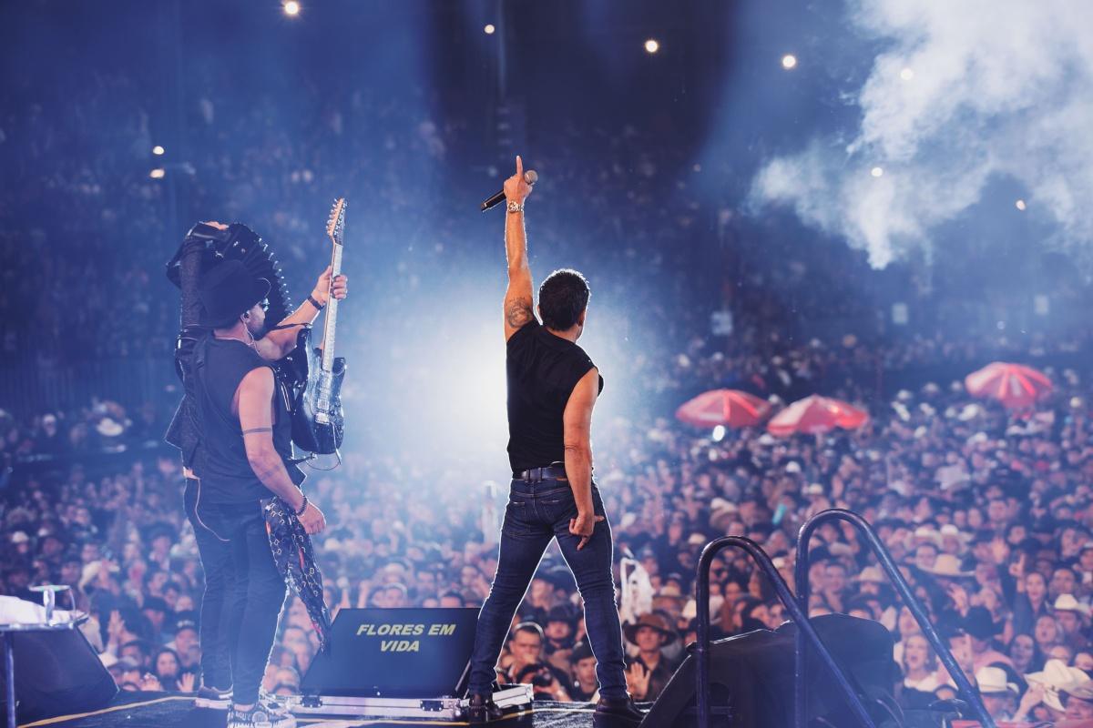 Zezé Di Camargo é ovacionado na Expo Divinópolis Zezé Di Camargo é ovacionado na Expo Divinópolis