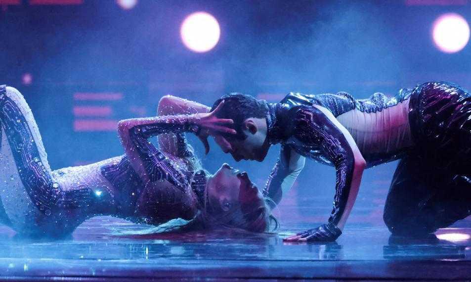 Beijos no palco: J.Lo entrega performance intensa no American Music Awards