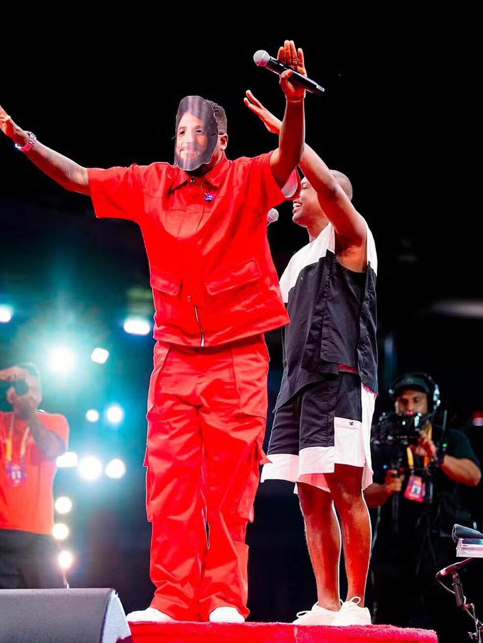 Show com Thiaguinho tem momento inusitado: Mumuzinho aparece com máscara de Chay Suede Show com Thiaguinho tem momento inusitado: Mumuzinho aparece com máscara de Chay Suede