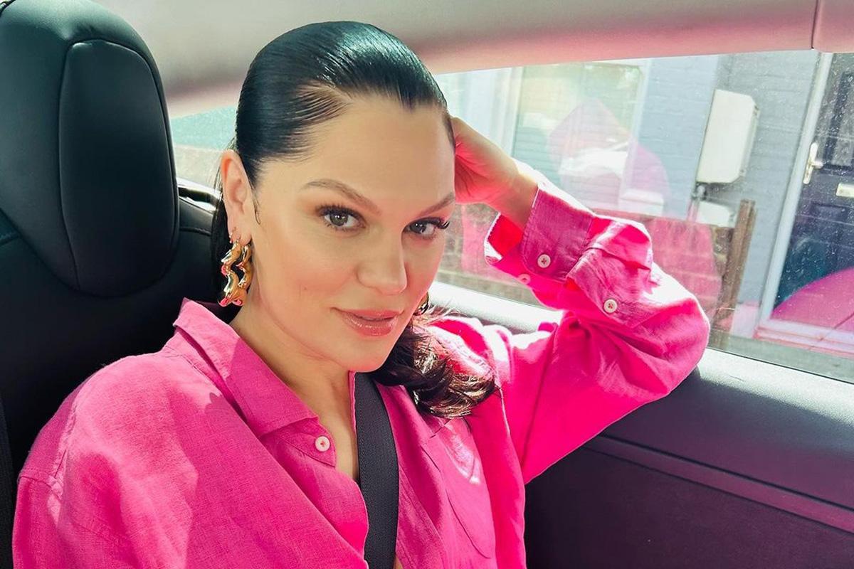 Após diagnóstico de câncer, Jessie J confirma cirurgia e afastamento dos palcos Após diagnóstico de câncer, Jessie J confirma cirurgia e afastamento dos palcos