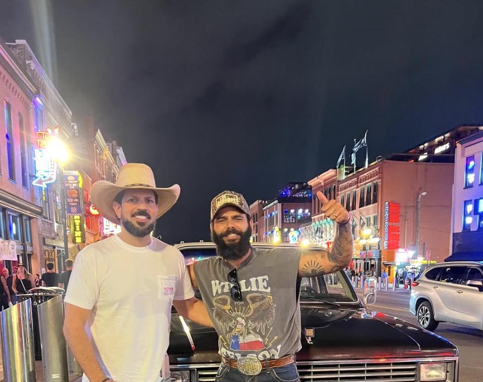 Jota Lennon, do Us Agroboy, visita Nashville ao lado de Fernando e Sorocaba