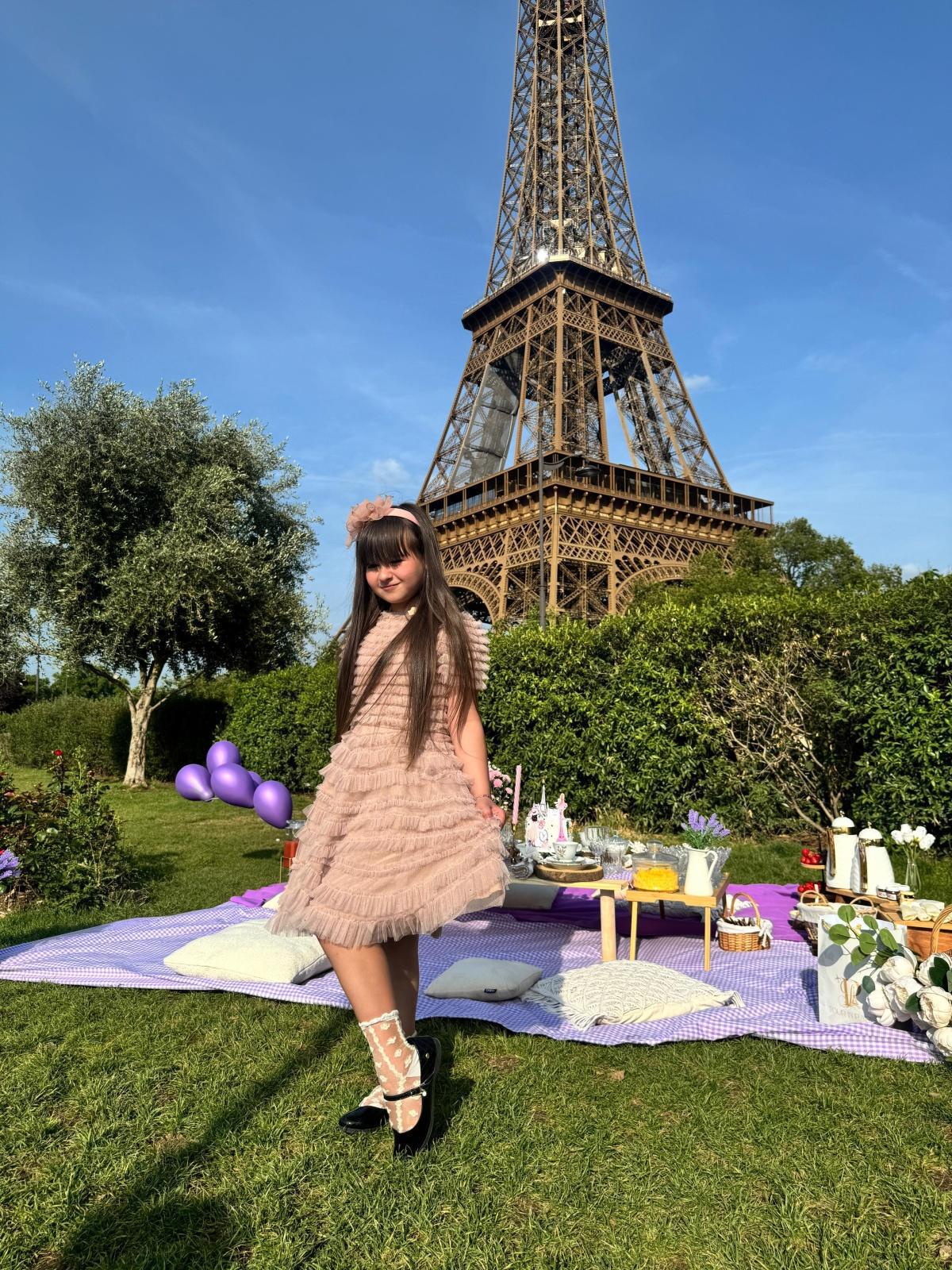 Juju Teófilo curte férias em família na França após fim das gravações de “Caverna Encantada” Juju Teófilo curte férias em família na França após fim das gravações de “Caverna Encantada”