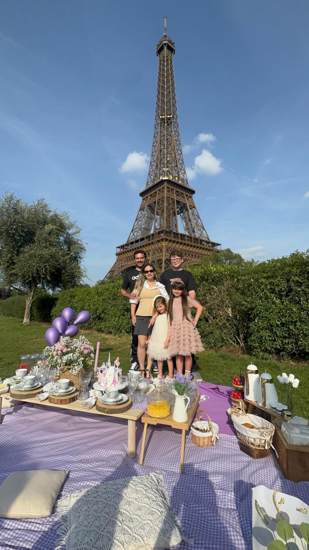 Juju Teófilo curte férias em família na França após fim das gravações de “Caverna Encantada” Juju Teófilo curte férias em família na França após fim das gravações de “Caverna Encantada”