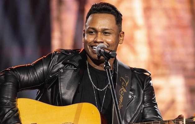 Junior Marques consolida sucesso com gravação do DVD "Sofrendo em Alto Nível 2" em Goiânia 