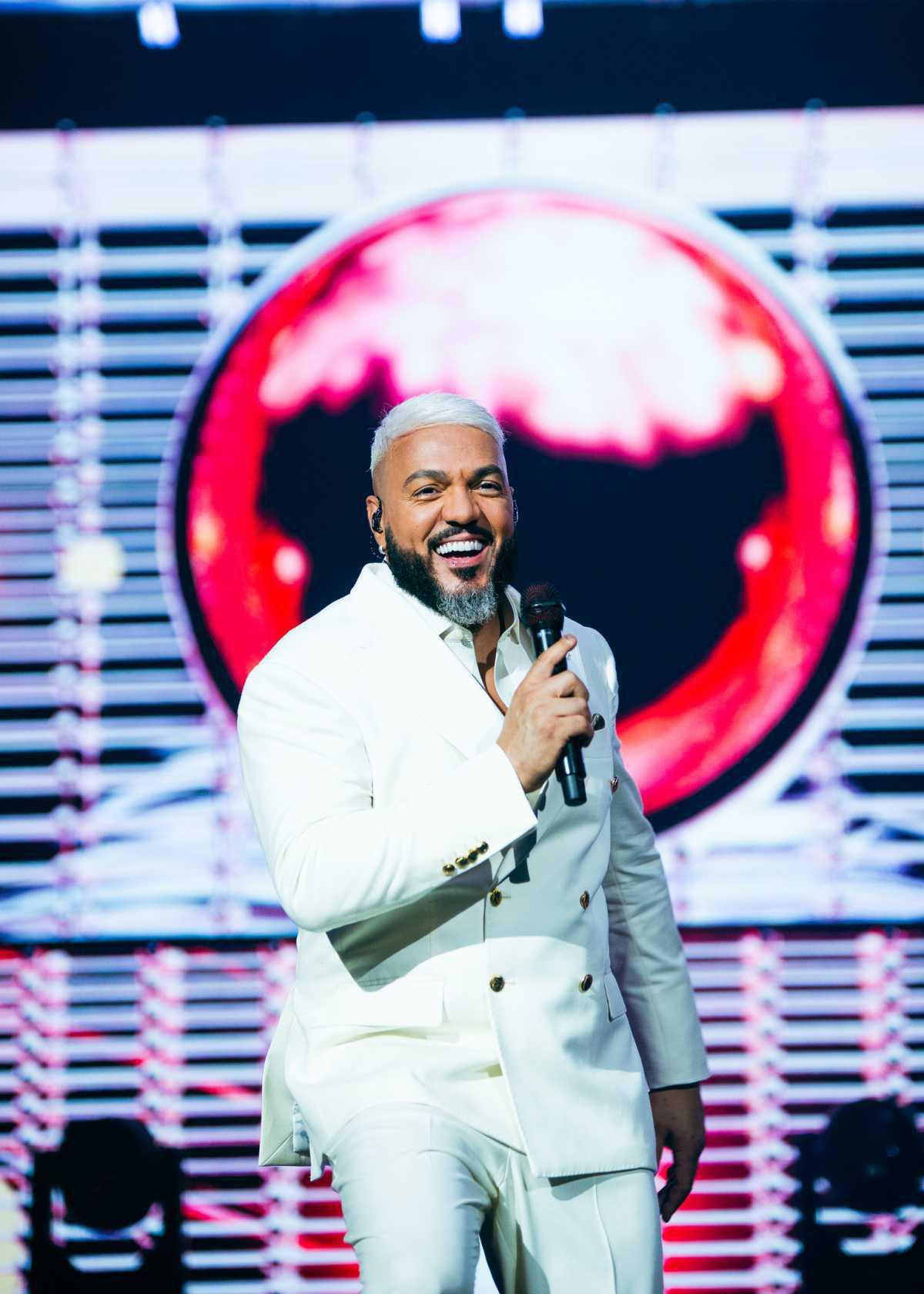 Em clima de romance, Belo lança versão emocionante de "Transas", sucesso na voz do cantor Ritchie