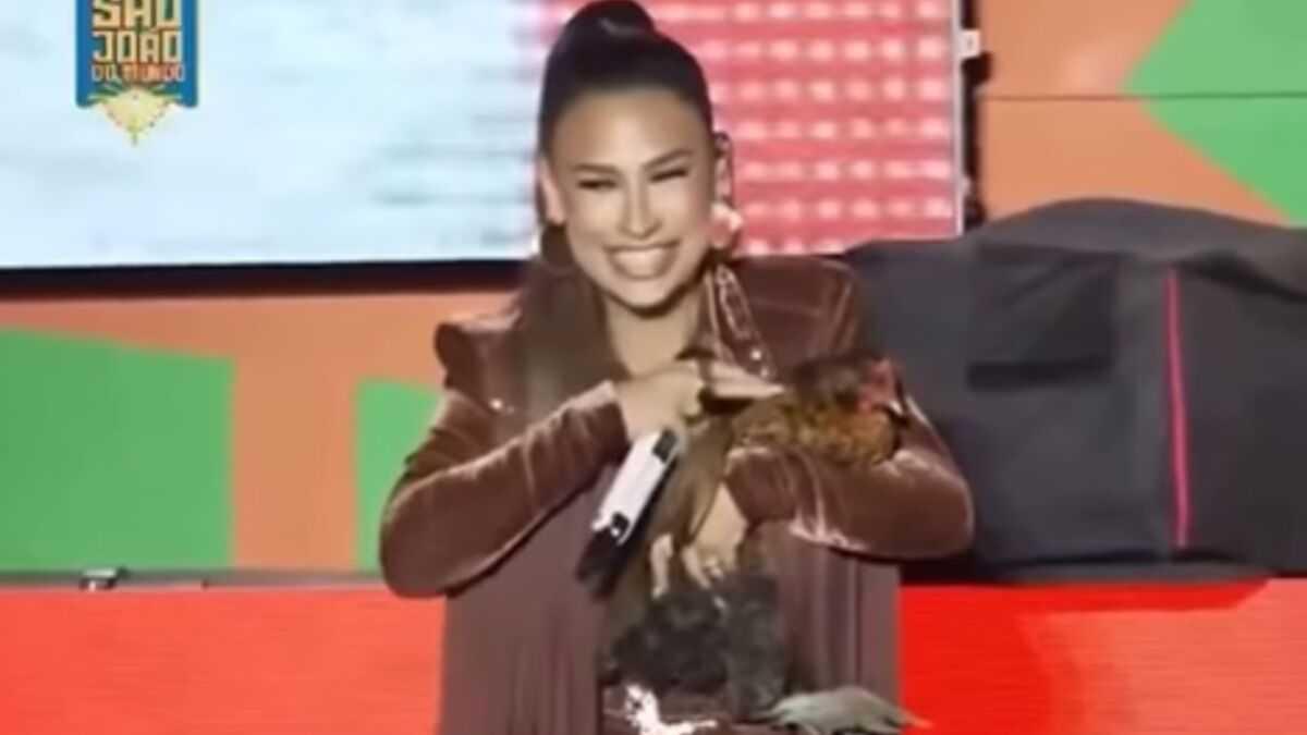 Simone Mendes ganha galinha de presente em show e diverte fãs com reação