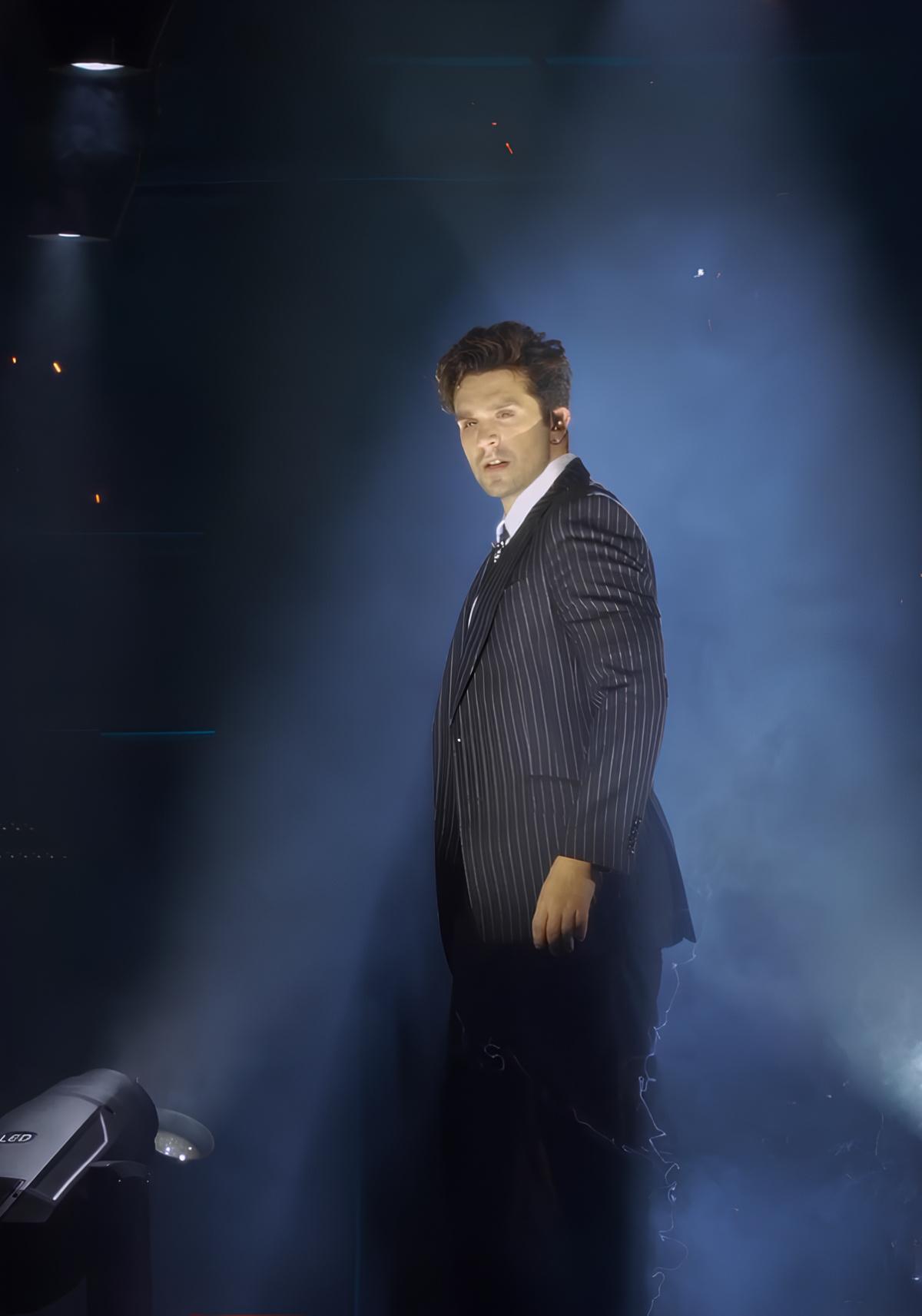 Luan Santana surpreende fãs ao sair de dentro de uma “caixa” na abertura do show em Bento Gonçalves