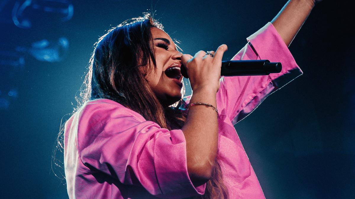 Sarah Beatriz resgata sucesso internacional que já teve versão na voz de Aline Barros Sarah Beatriz resgata sucesso internacional que já teve versão na voz de Aline Barros