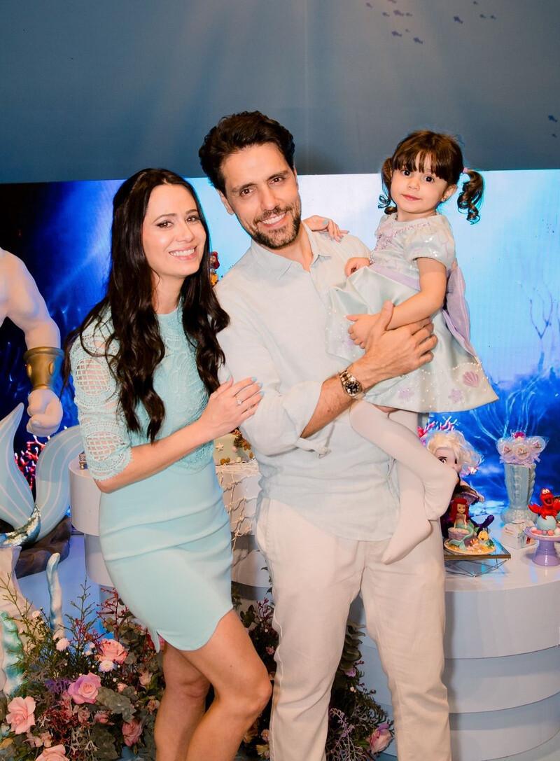 Thiago Arancam e Aline Frare comemoram os 3 anos da filha Angelina