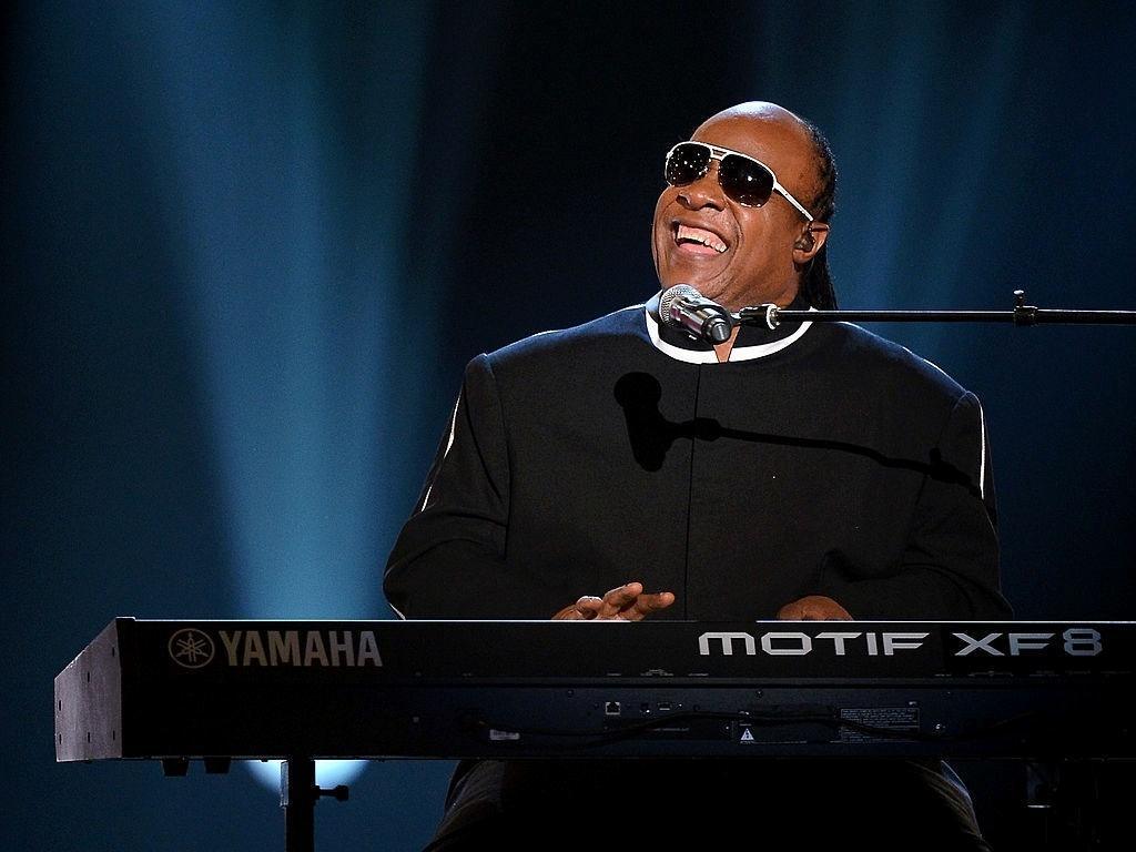 Stevie Wonder se pronuncia sobre antigo rumor de que ele não é cego Stevie Wonder se pronuncia sobre antigo rumor de que ele não é cego