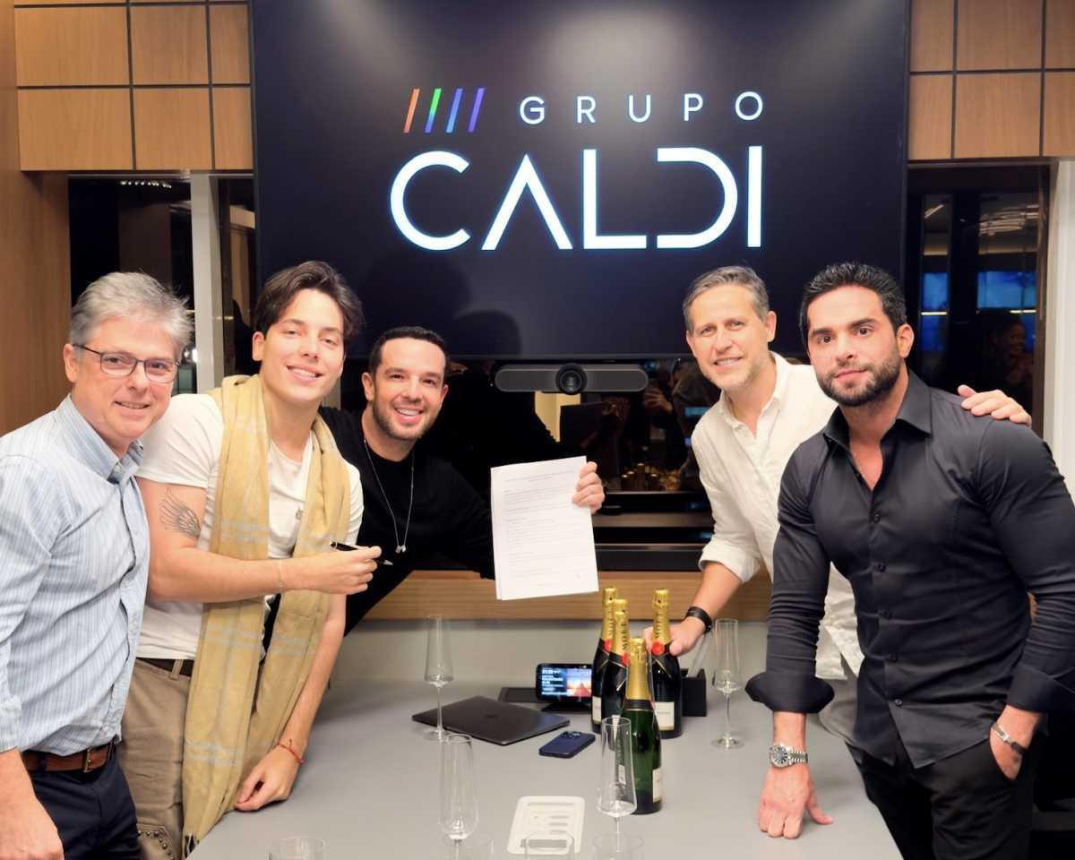  Enzo Ferro assina com o Grupo Caldi e se torna o primeiro artista 360° da empresa