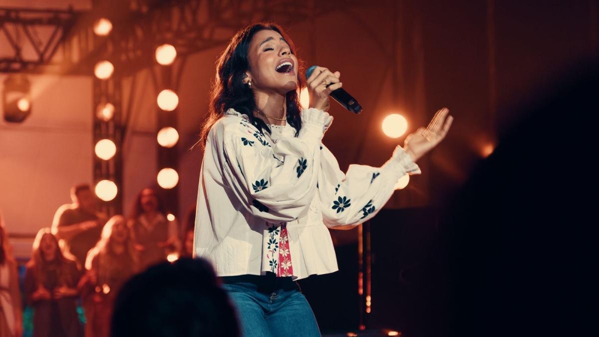 Destaque do gospel, Julia Vitória apresenta canção inédita com medley surpresa Destaque do gospel, Julia Vitória apresenta canção inédita com medley surpresa