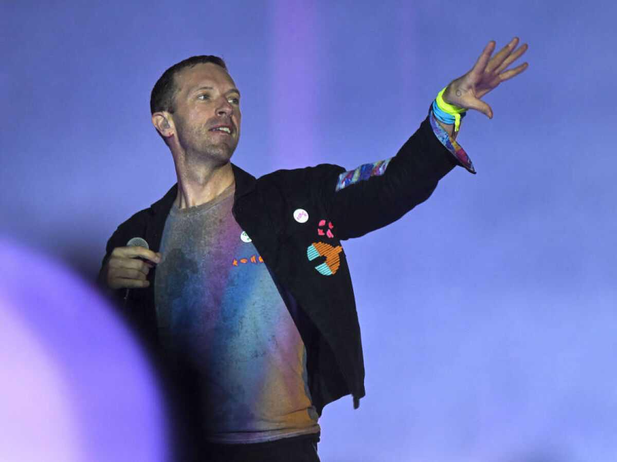 Chris Martin alerta público sobre câmeras em show do Coldplay após polêmica de traição