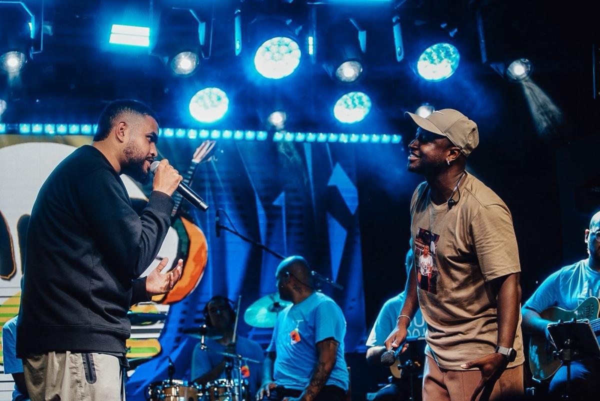 Yan divide palco com Thiaguinho no projeto Banjo e Boné, no Rio de Janeiro