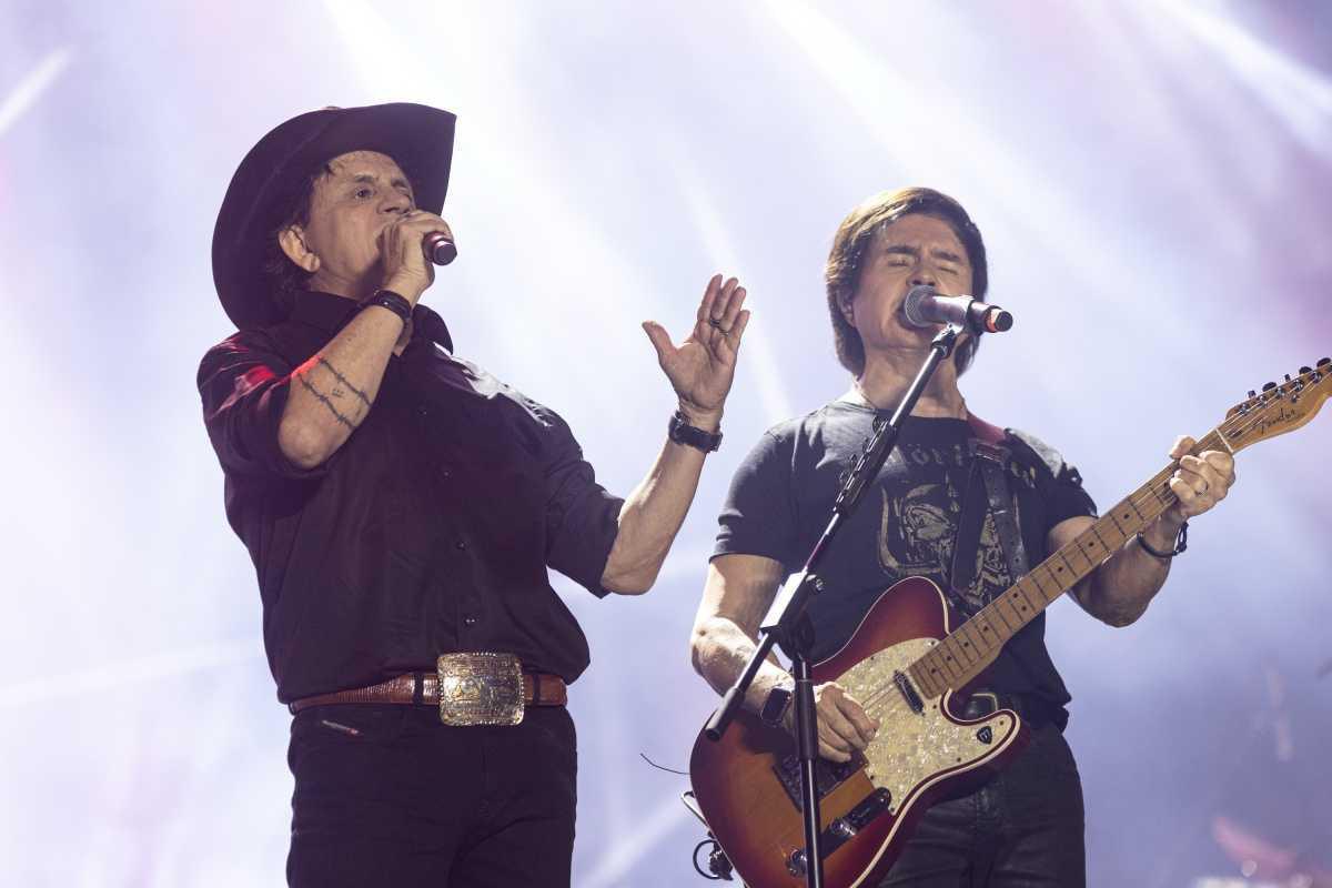 Chitãozinho e Xororó apresentam a nova turnê "ChX | Uma História de Sucesso" em Bauru neste sábado (02)