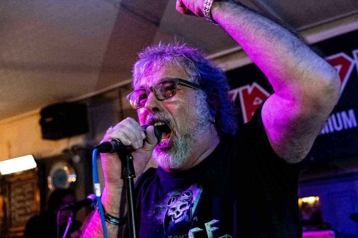 Luto no rock: Paul Mario Day, primeiro vocalista do Iron Maiden, falece aos 69 anos Luto no rock: Paul Mario Day, primeiro vocalista do Iron Maiden, falece aos 69 anos