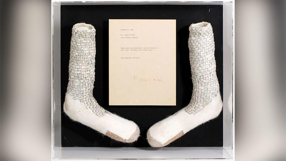 Meia usada por Michael Jackson em performance histórica alcança valor alto em leilão