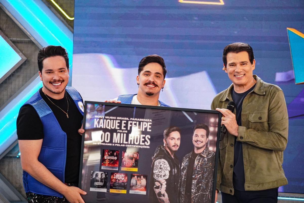 Kaique e Felipe são surpreendidos ao vivo no palco do Domingo Legal, consolidando sua força no sertanejo