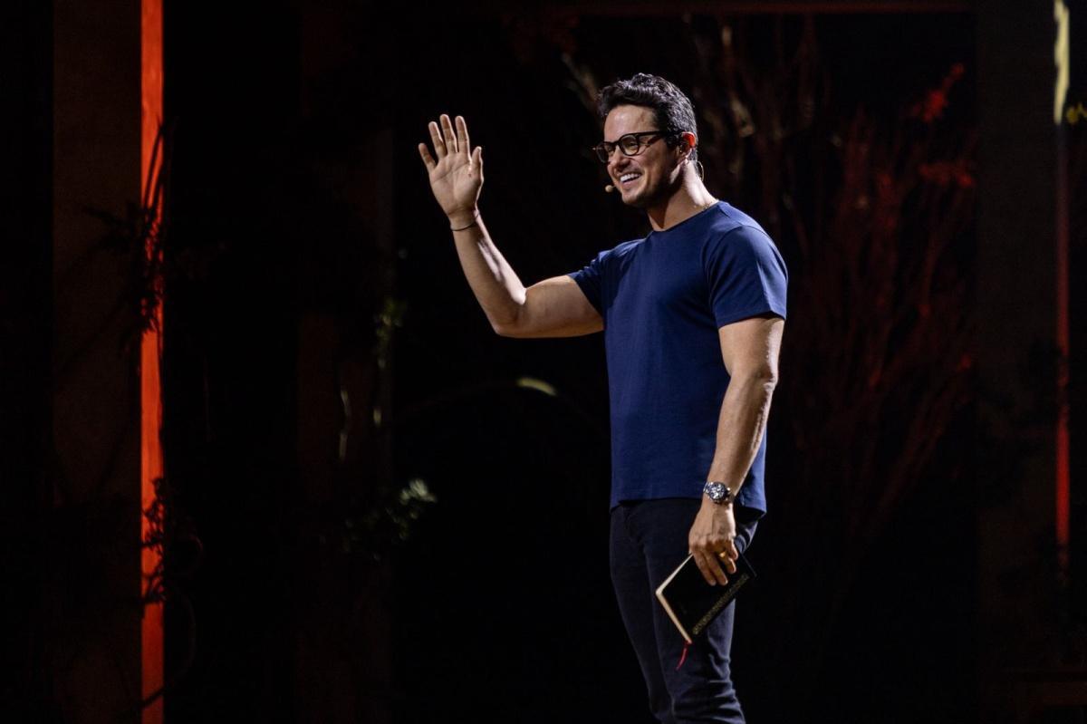 Deive Leonardo retorna à Netflix com especial inédito e encerra turnê com mensagem de fé e transformação