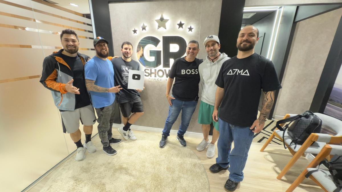 Jeito Moleque celebra marco digital e recebe placa do YouTube em visita ao escritório GR Shows