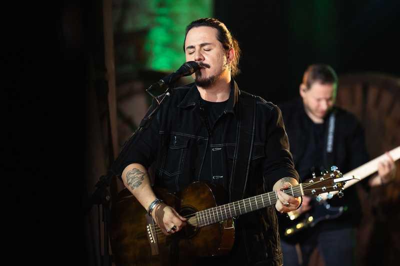  Dino Fonseca apresenta última etapa do álbum "Douglas" nesta quinta-feira (21) 