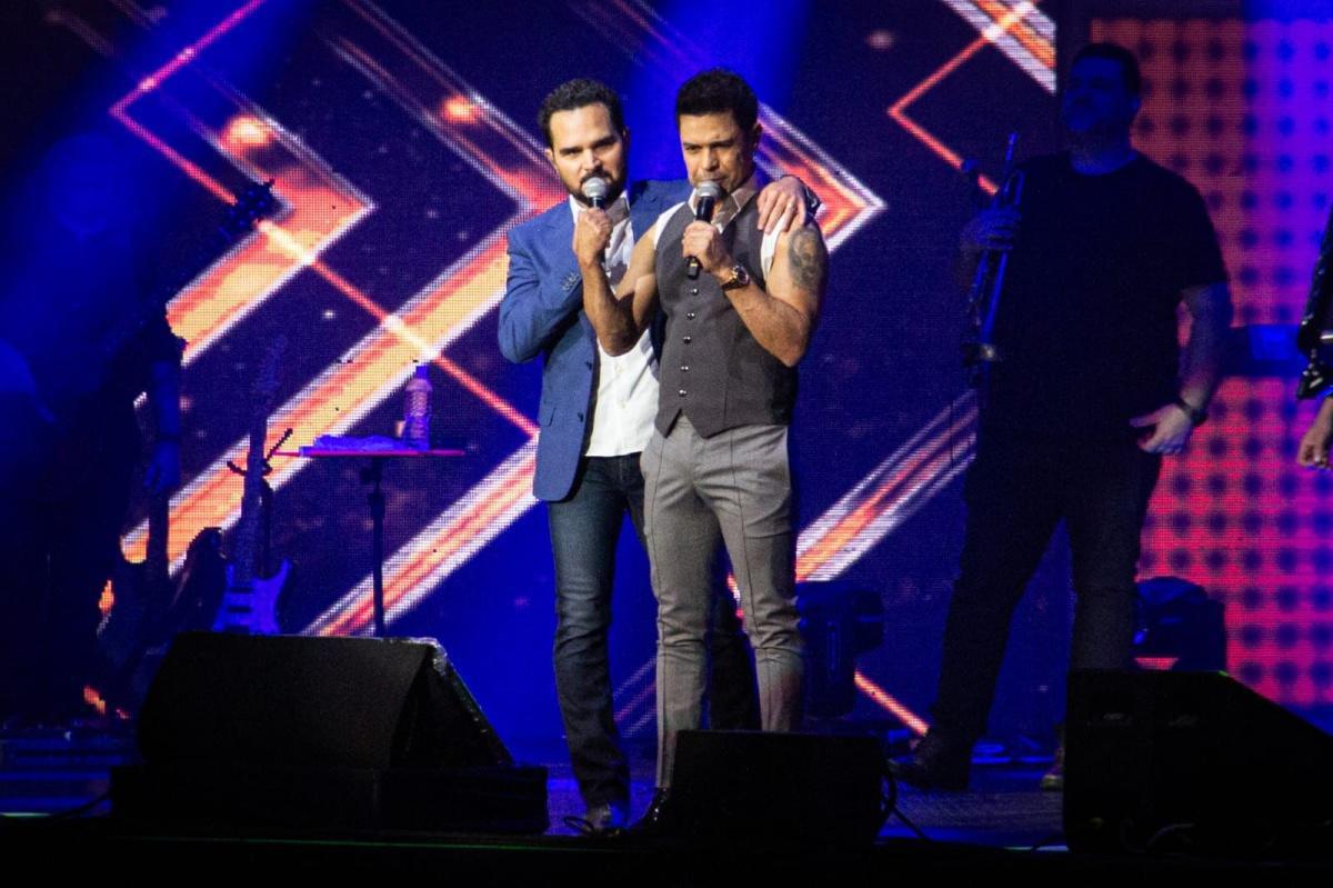 Zezé Di Camargo e Luciano são prestigiados por atores de "Eita Mundo Melhor", em show no Rio