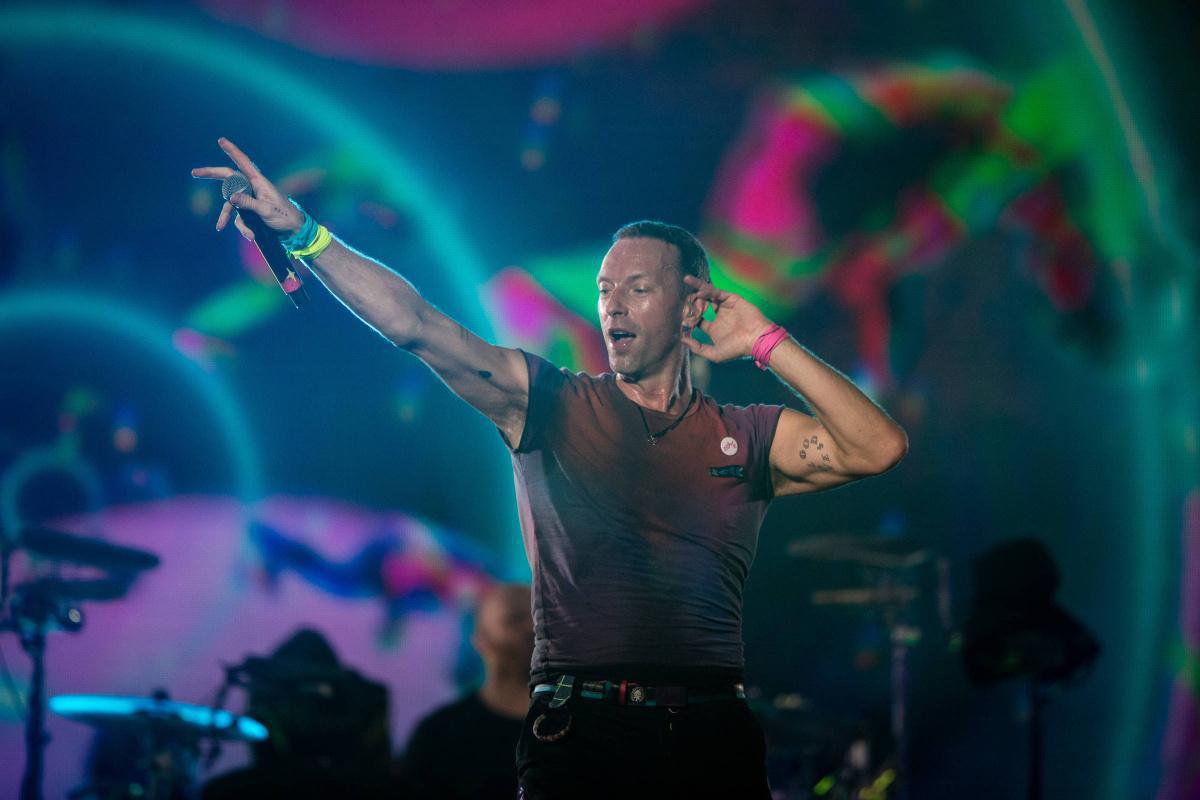Coldplay: fã pede namorada em casamento com ajuda de Chris Martin durante show em Wembley Coldplay: fã pede namorada em casamento com ajuda de Chris Martin durante show em Wembley